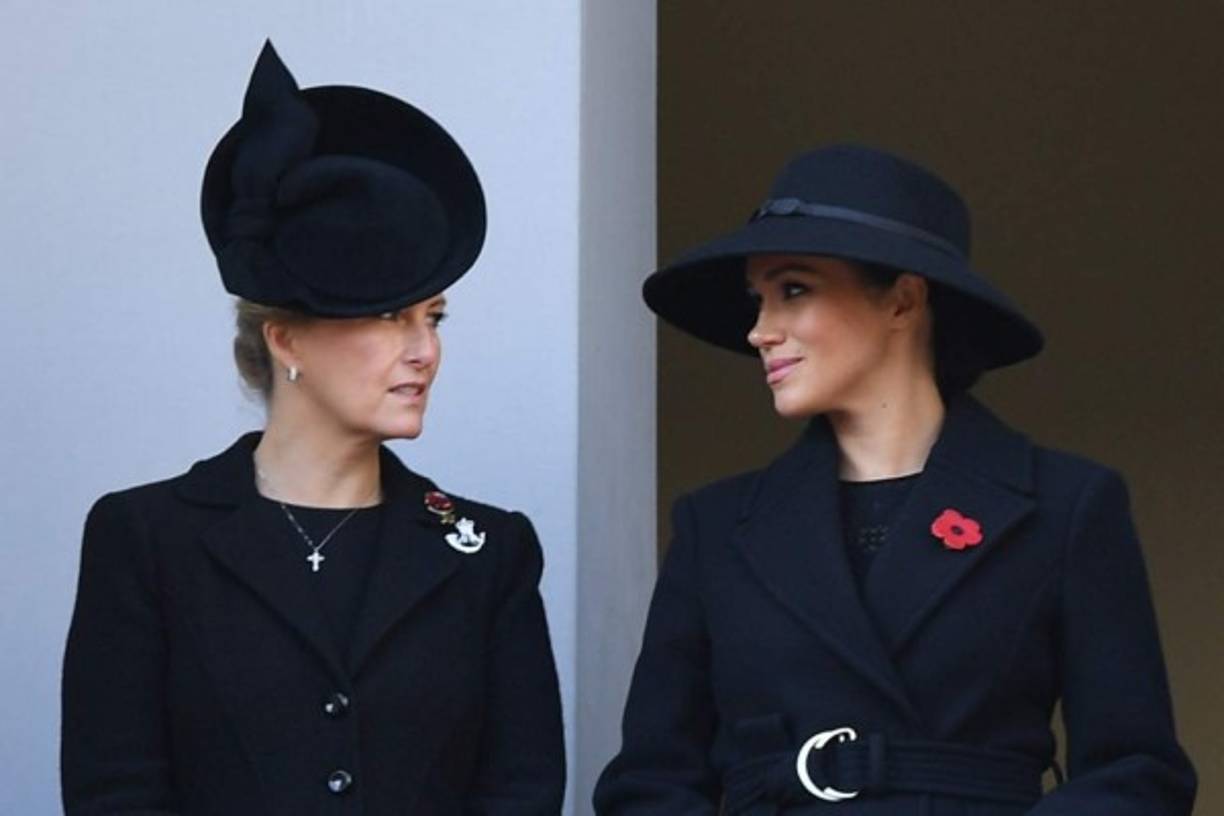 Los balcones de la Oficina de Asuntos Exteriores y de la Commonwealth son pequeños, y solo se aconseja a tres personas a la vez que se paren en ellos para eventos como este por razones de seguridad, aseguró el portal británico Express.<br/>