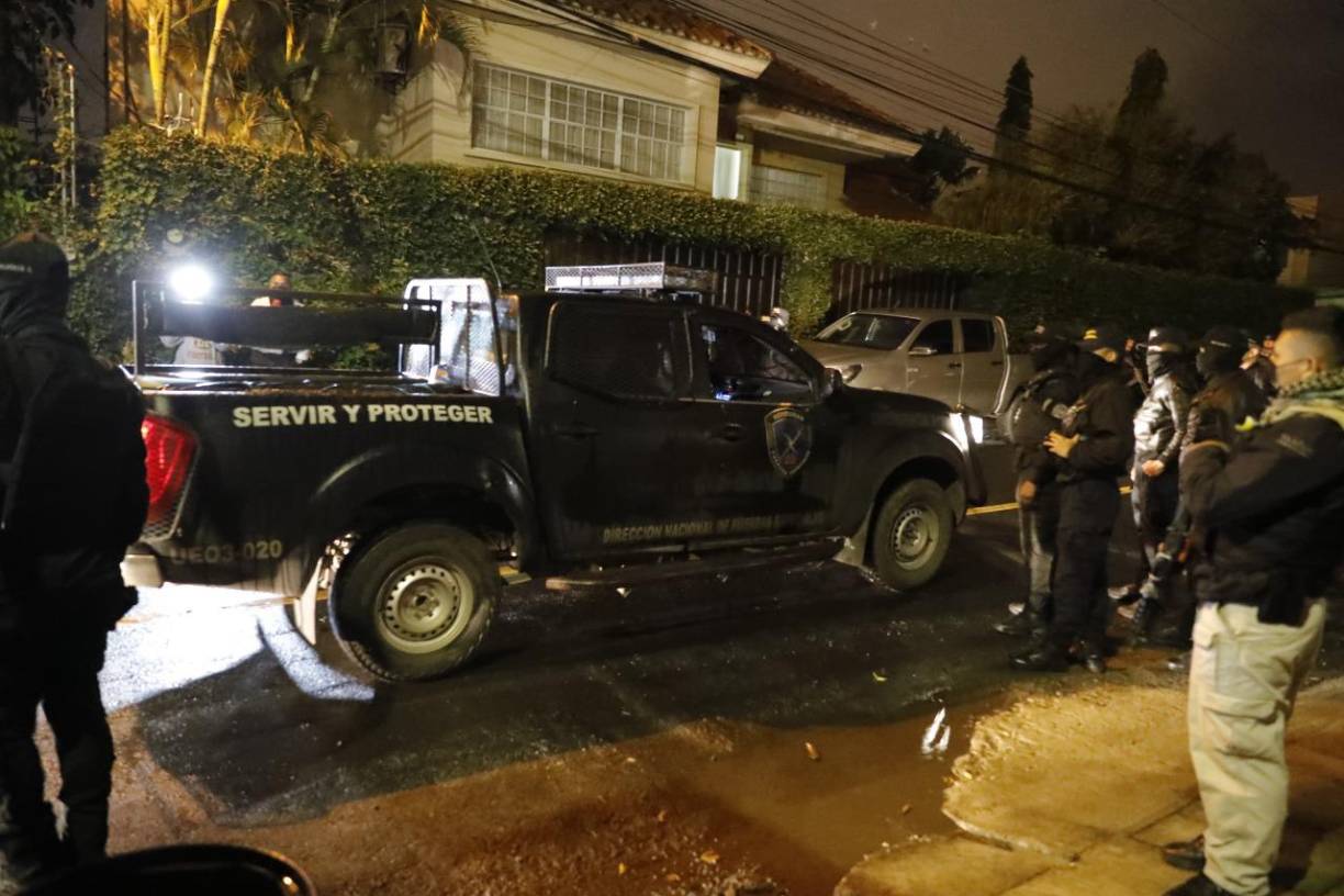Autoridades rodean casa del expresidente Juan Orlando Hernández