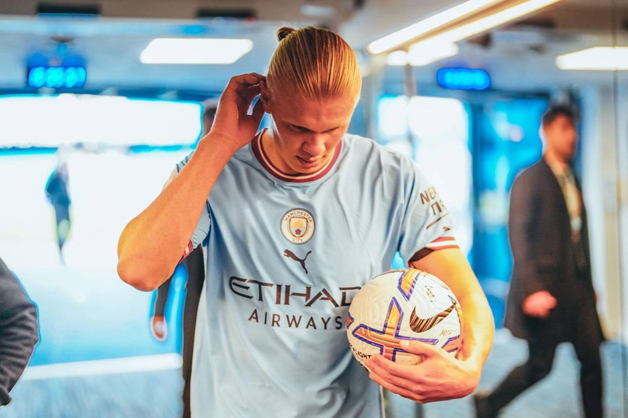 Erling Haaland con su premio, su juguete más preciado, el balón que se llevó a casa tras su hat-trick.