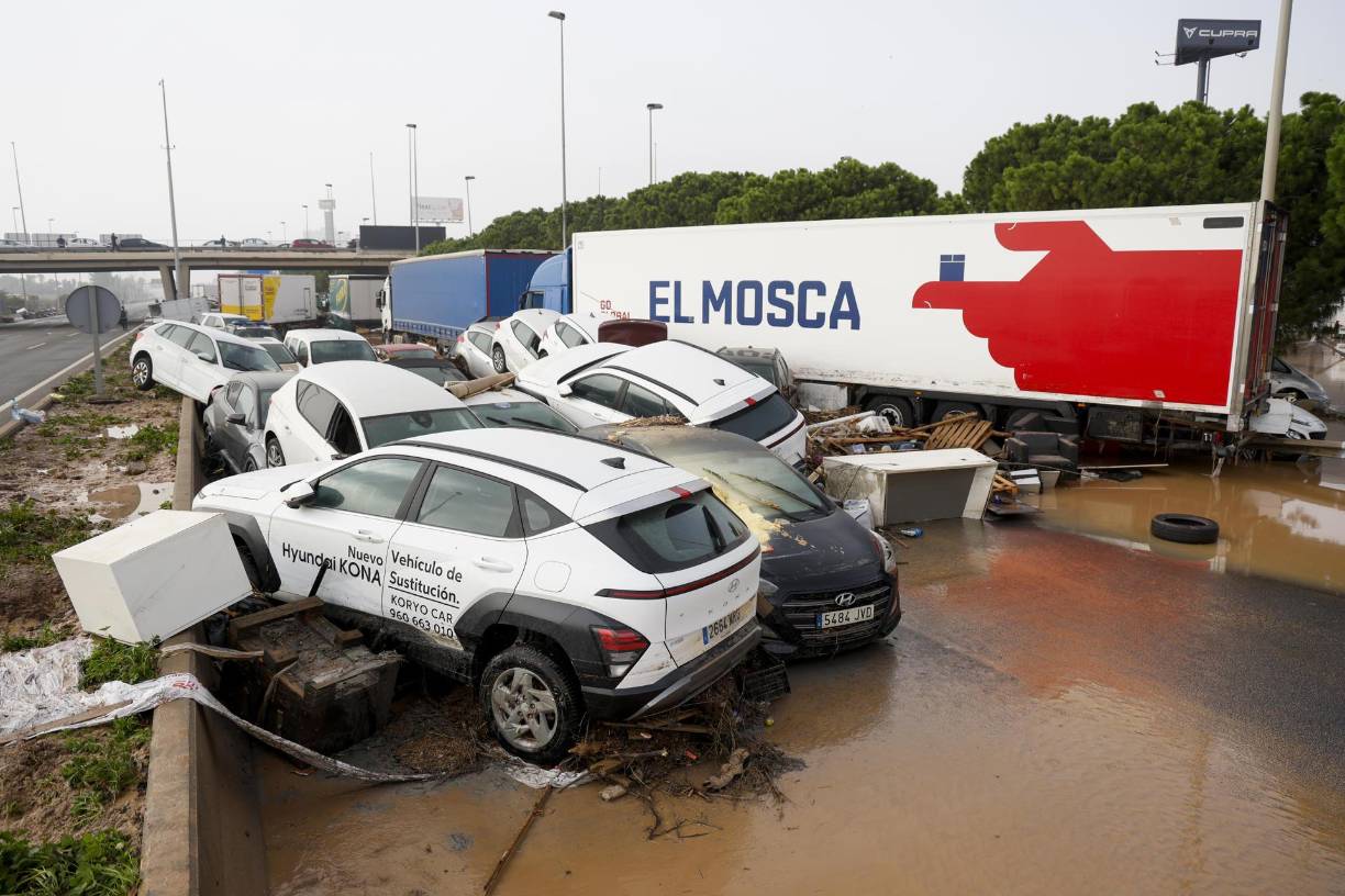 Más de 60 carreteras, la mayoría de la red secundaria, están afectadas por las consecuencias de las lluvias torrenciales que han desbordado ríos e inundado vías, especialmente en la Castilla La-Mancha y Comunidad Valenciana, donde las autovías A-3 y A-7 registran tramos cortados.