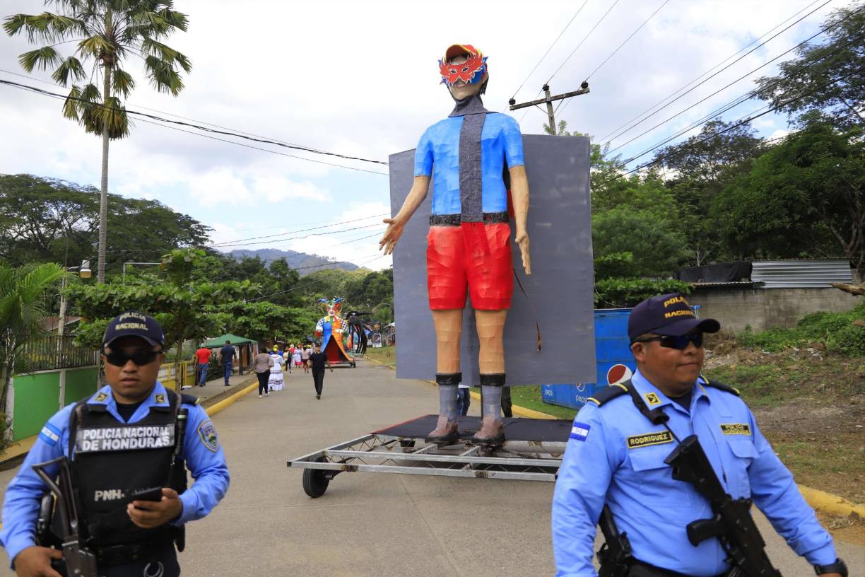 Desde hace 22 años los jóvenes del pueblo comenzaron a darle forma al ocote y es así como ahora se crean enormes obras de arte, que son únicas en Honduras.