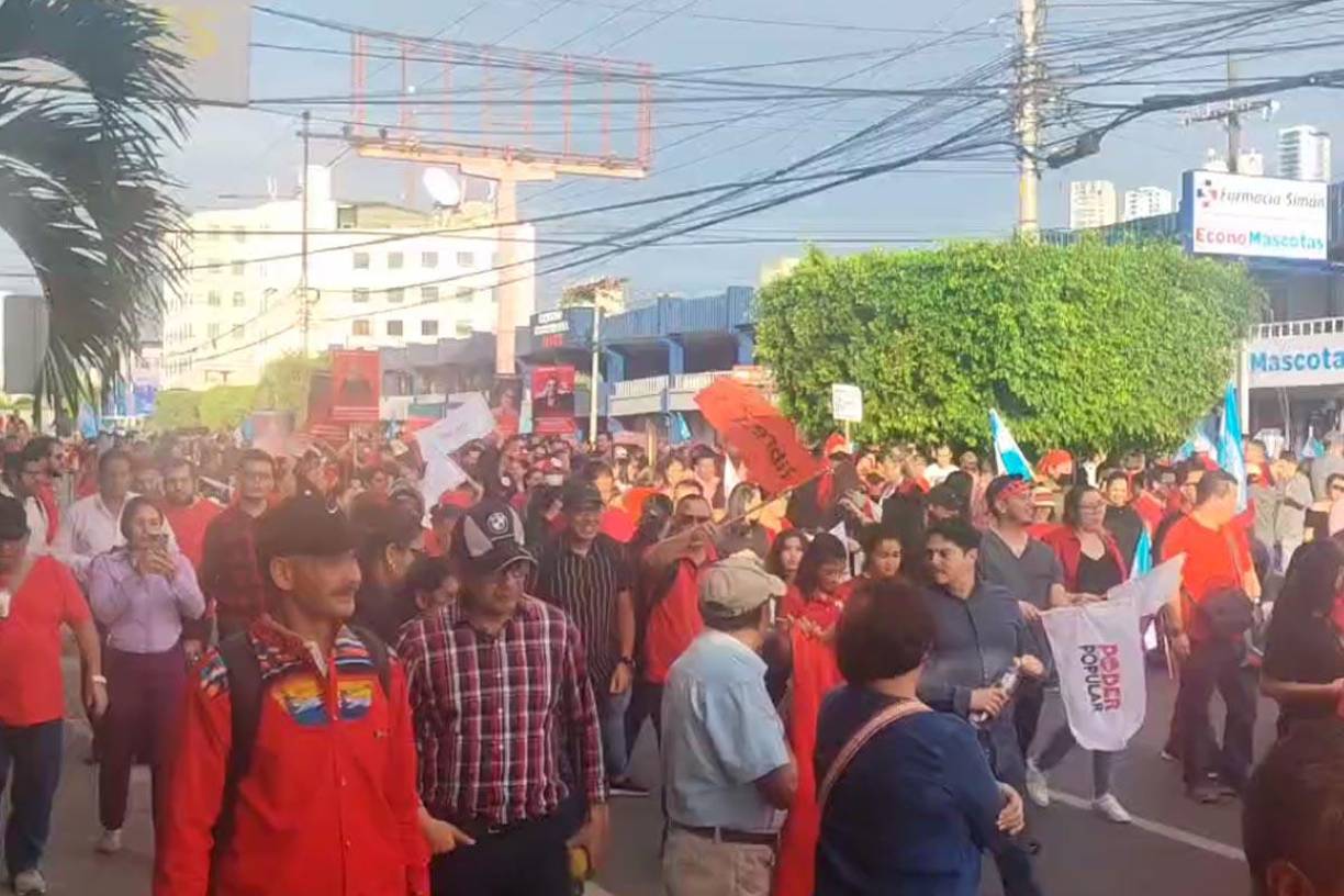 Seguidores del partido Libertad y Refundación (Libre) se movilizaron en la tarde de este martes en Tegucigalpa y San Pedro Sula en respaldo a la presidenta Xiomara Castro.