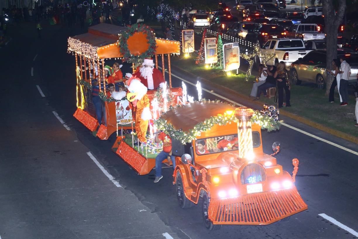 La carroza de Pollo Gold Chicken Gold fue una de las favoritas. El desfile de carrozas navideñas se realizó desde las 105 Brigada hasta el Monumento a la Madre en San Pedro Sula.