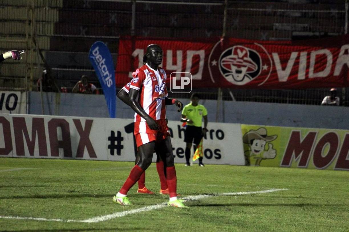 El delantero Infamara Camará, nacido en Guinea Bissau, hizo su debut con el Vida ante el Olimpia, pero no le fue bien.