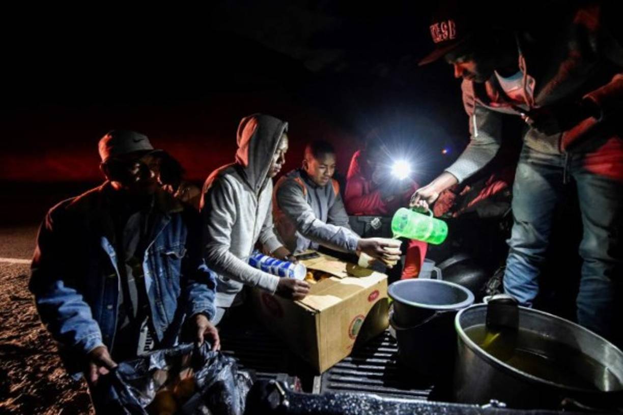 Las autoridades peruanas, que apartir de este viernes exigirán pasaporte a los venezolanos, aguardan la llegada de más de 20,000 migrantes que huyen de la crisis en Venezuela.