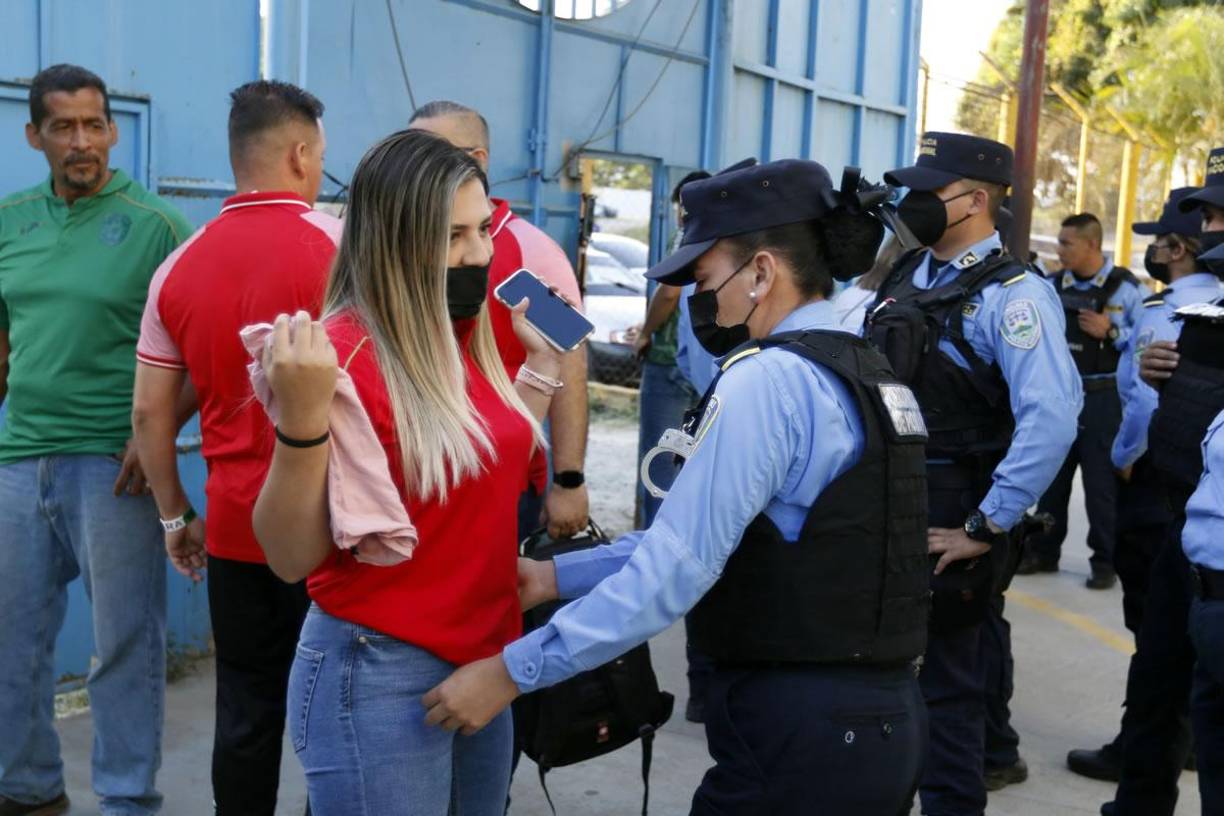Esta bella joven es registrada en la entrada del estadio Olímpico previo al partido.