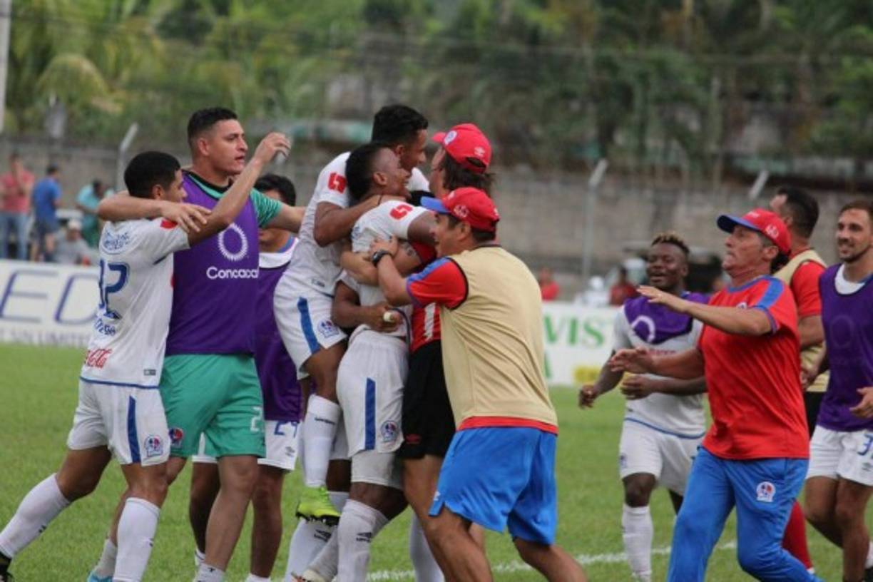 Jugadores y cuerpo técnico del Olimpia celebrando de manera eufórica el gol de la victoria que marcó Ever Alvarado ante Real Sociedad.