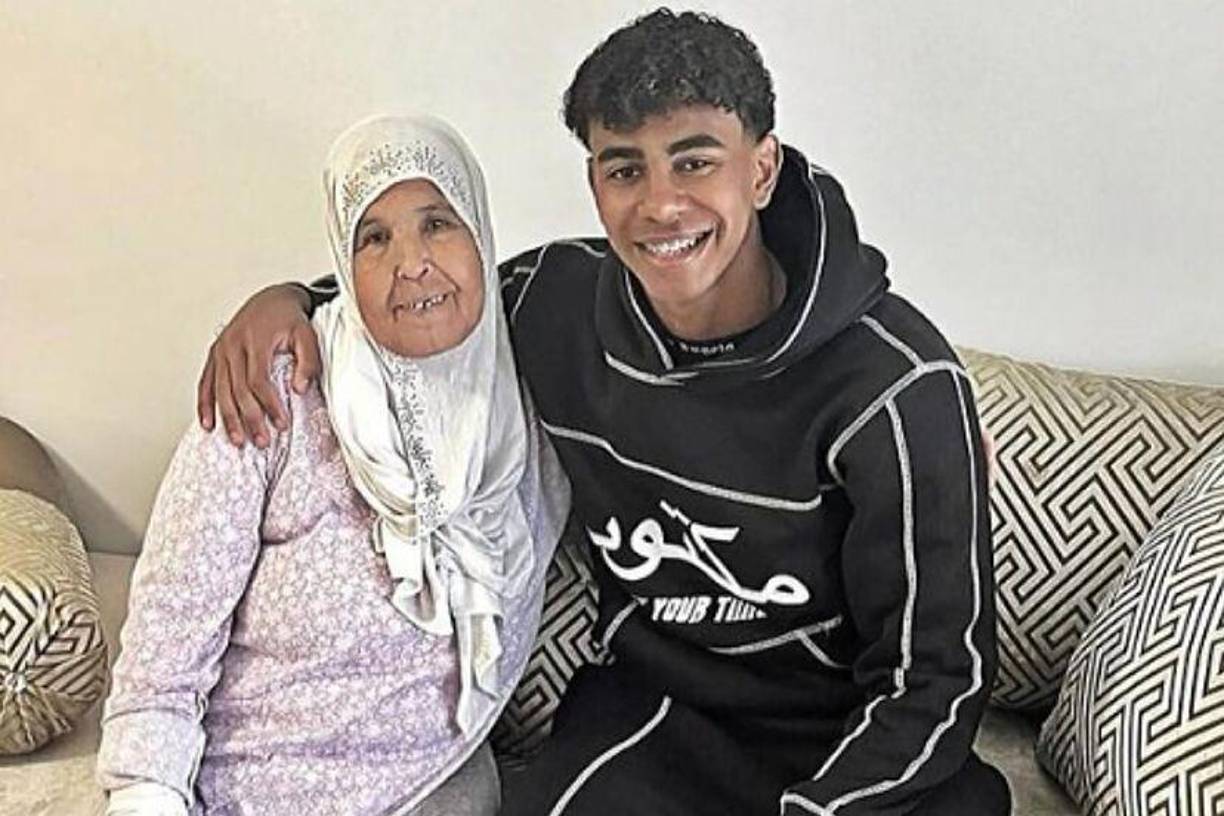 Lamine Yamal es hijo de padres de origen marroquí y ecuatoguineano. Sus papás se establecieron en Rocafonda, un barrio ubicado en Mataró, en Esplugues de Llobregat, a unos kilómetros de Barcelona. 