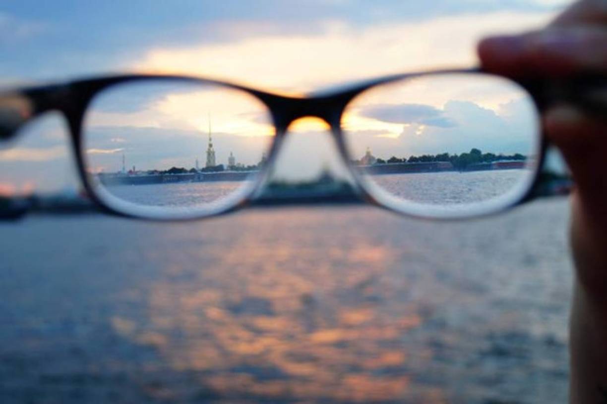 La miopía se presenta cuando la luz que entra al ojo se enfoca de manera incorrecta. Esto hace que los objetos distantes aparezcan borrosos. La miopía es un tipo de error de refracción del ojo.