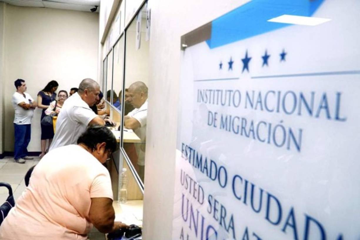 3. Presentará: Recibo de pago y tarjeta de identidad. Sin embargo, en el caso de los menores de 21 años deben tomar en cuenta los siguientes detalles. <br/>