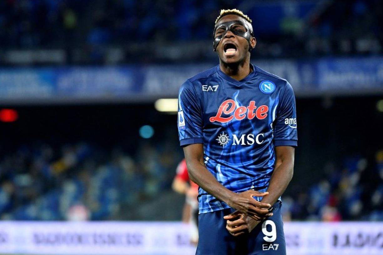El Chelsea está a punto de fichar a Víctor Oshimen, del Napoli. Según The Sun, el club inglés habría cerrado el traspaso del jugador nigeriano en algo más de 45 millones de euros.