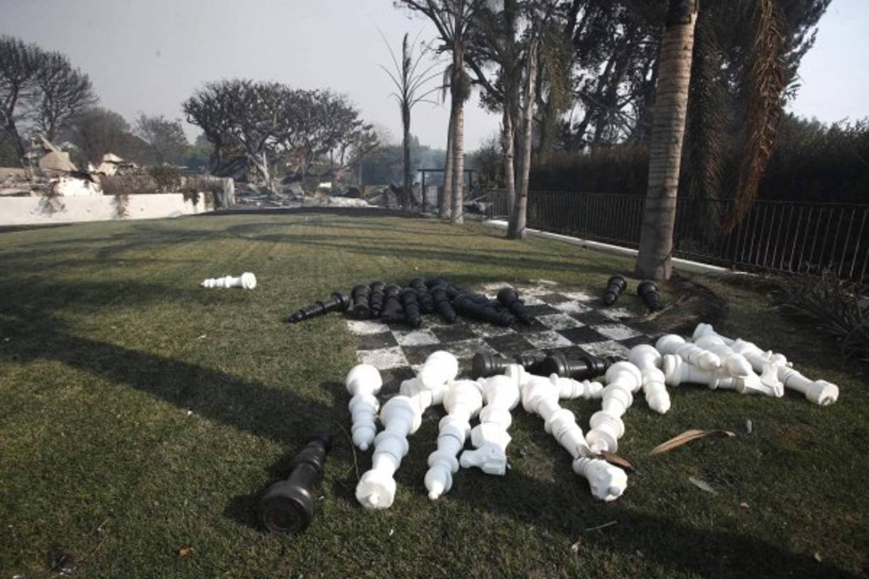 El 'Camp Fire' fue declarado en la mañana del jueves en las faldas de la Sierra Nevada estadounidense y avanzó a gran velocidad hasta engullir por completo Paradise, a 140 kilómetros de distancia de la capital de California, Sacramento, y a unos 280 kilómetros del área de la Bahía de San Francisco.<br/>