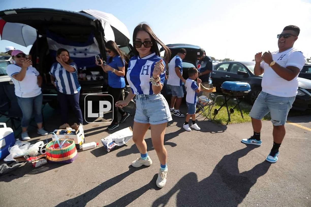 Bailes, carne asada, manta de Maradona y hasta un Lamborghini: las fotos del ambientazo en el Argentina-Honduras