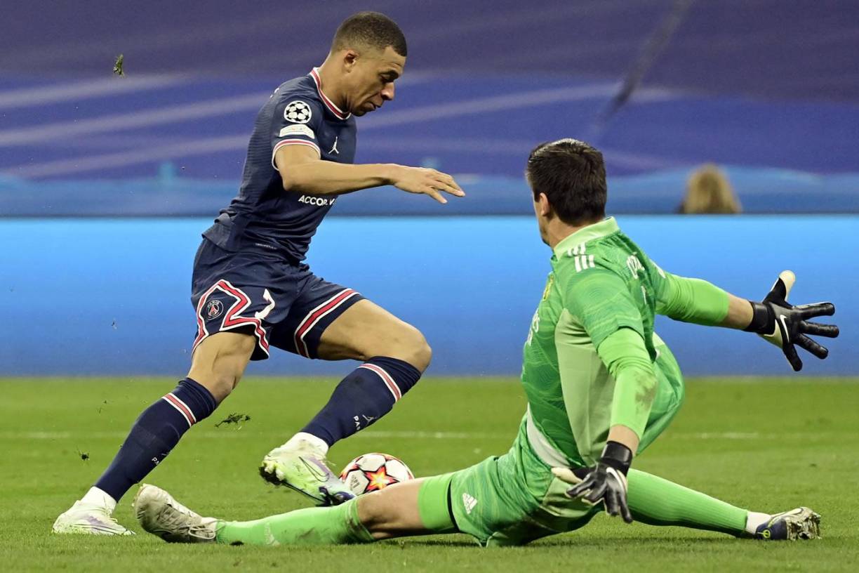 Mbappé ‘humilló‘ a Courtois en esta acción que acabó en un golazo, pero fue anulado por fuera de juego claro.