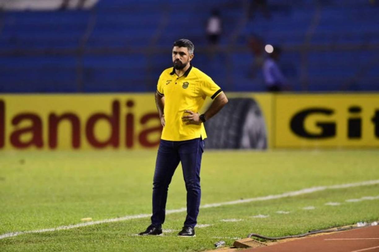 El asistente técnico Mauricio Solís fue el encargado de dirigir al Real España ya que Hernán Medford estaba castigado para este partido.