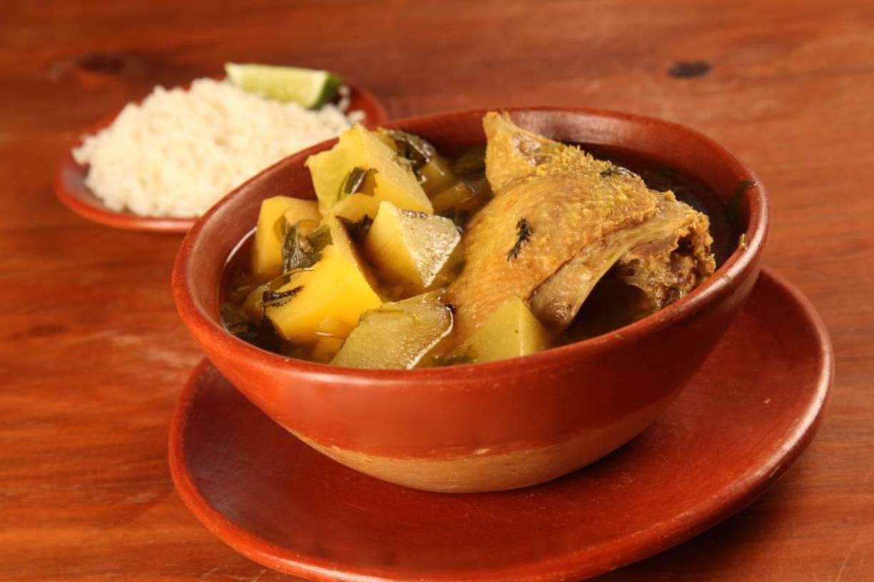 Sopa de gallina india¿Cómo hacerla?Partir en ocho partes la gallina y ponerla a hervir en una olla con agua junto con el consomé, sal, laurel, el ajo, la cebolla y tomate picados en trozos por 45 minutos a fuego alto. Una vez que la gallina esté blanda, retirar el caldo y colarlo.Colocar el caldo en una olla y agregar la zanahoria, papas, elotillo o jilote y cocinar por 15 minutos. Agregar la gallina y el cilantro picado, rectificar sazón con sal y pimienta, servir con arroz blanco y un gajo de limón.