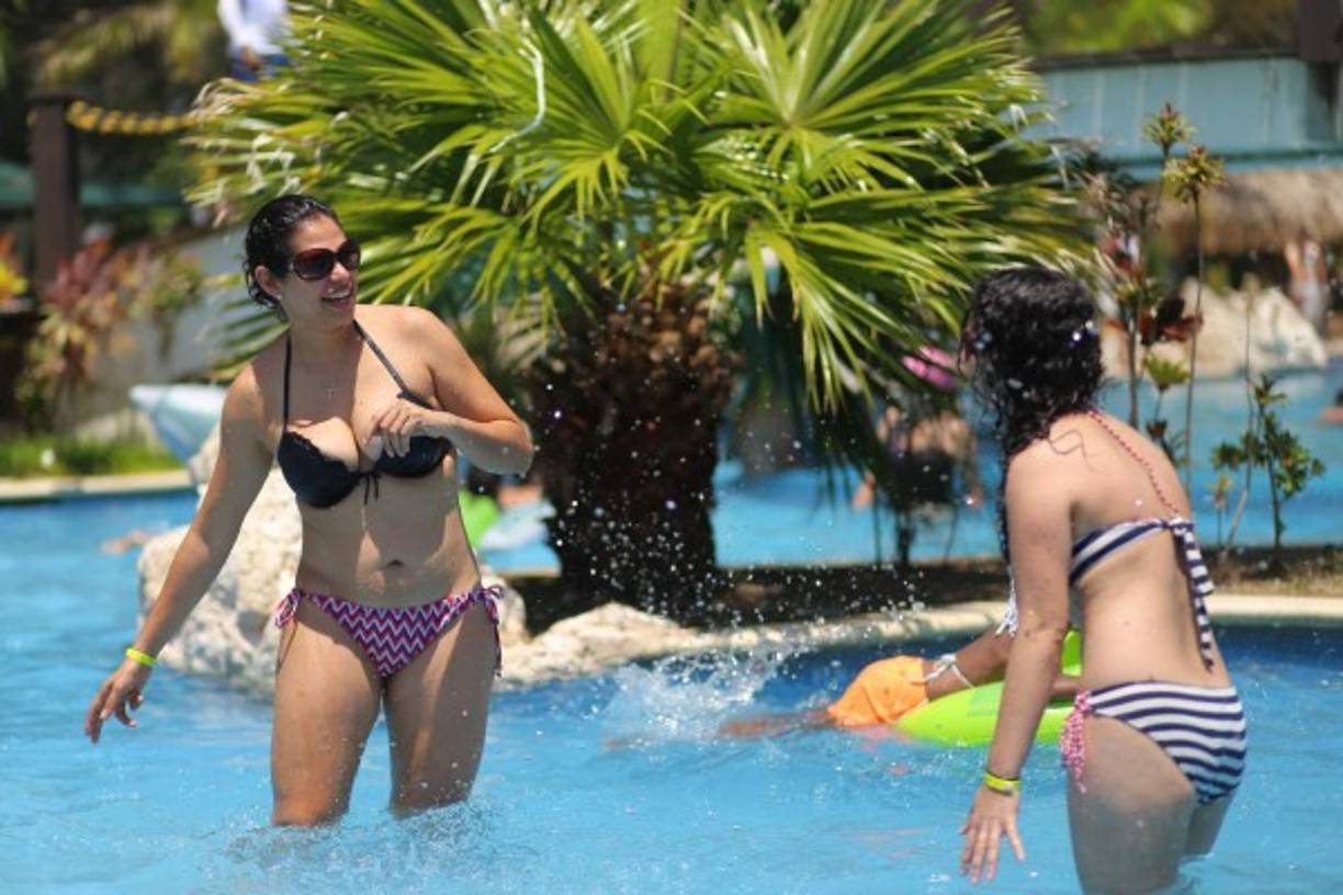 Victoria Salgado y Yuri Alvarado jugaron en las piscinas.