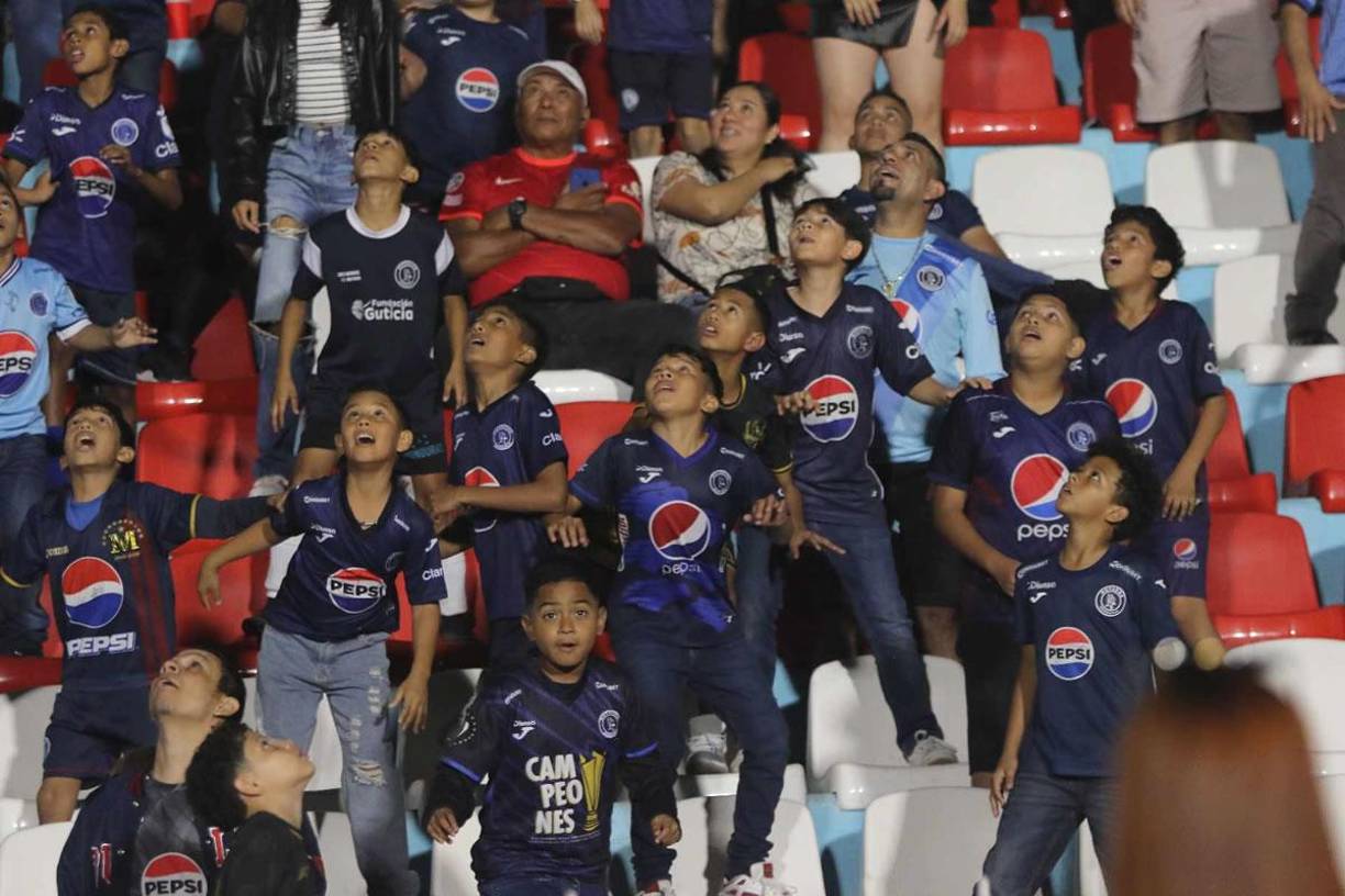 Motagua-Marathón: bellas chicas, ambiente y lo que hizo Auzmendi antes de despedirse del Ciclón