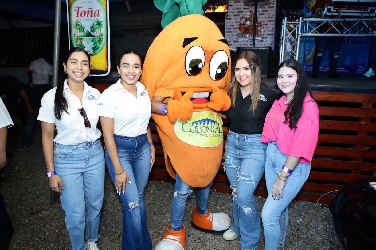 Supermercados Colonial celebró exitosamente la cuarta edición del “Super Grilling con Colonial 2023”, en la cual decenas de participantes cocinaron deliciosos platillos bajo la dirección gastronómica del chef salvadoreño Frank Arévalo. El evento fue realizado en el Estadio Food Truck de SPS, donde directivos de marcas líderes como Pollos Norteño y Embutidos Delicias, así como de Supermercados Colonial y Castillo del Roble se hicieron presentes para compartir con los asistentes. En la foto: Gisselle Medina, Marla Medina, “la Zanahoria del Colonial”, Keren Martínez y Suyapa Nuñez