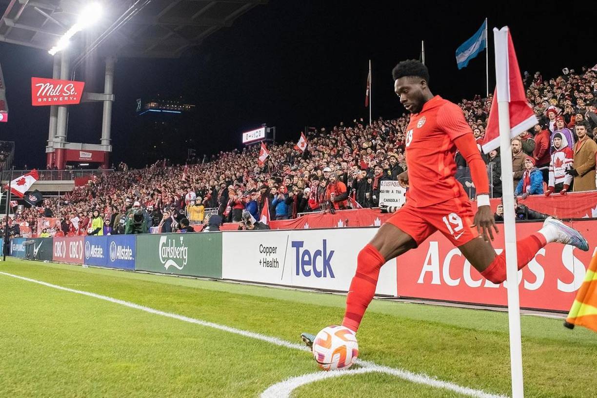 Alphonso Davies jugó un gran partido contra Honduras y fue imparable.