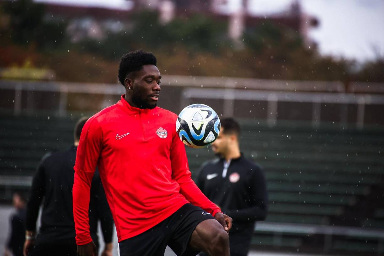 Según informa Mirror, el Chelsea y el Liverpool también estarían interesados en Alphonso Davies, futbolista que ha estado en la órbita del Real Madrid.