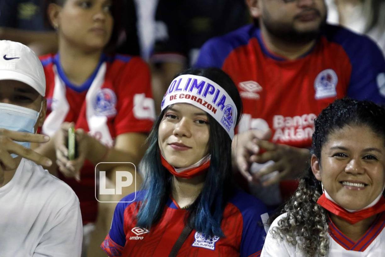 Bellas chicas olimpistas asistieron al estadio Morazán para apoyar a su equipo.