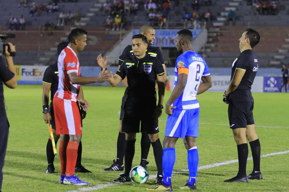 Los capitanes José Velásquez Colón, del Victoria, y Ever Alvarado, del Vida, saludando al árbitro Saíd Martínez.