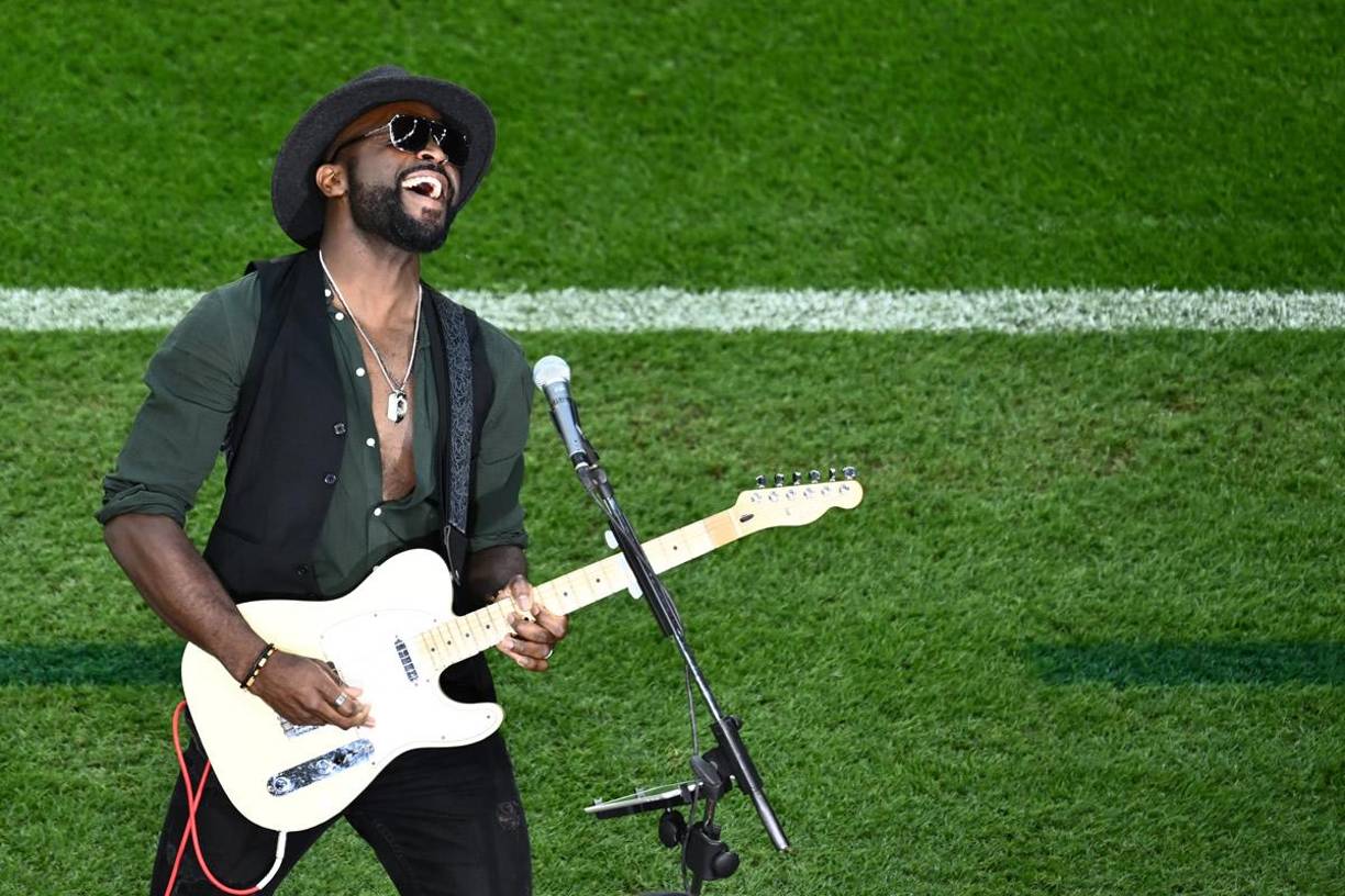 Un músico actúa antes del partido de fútbol del Grupo D de la Copa Mundial de Qatar 2022 entre Túnez y Australia.