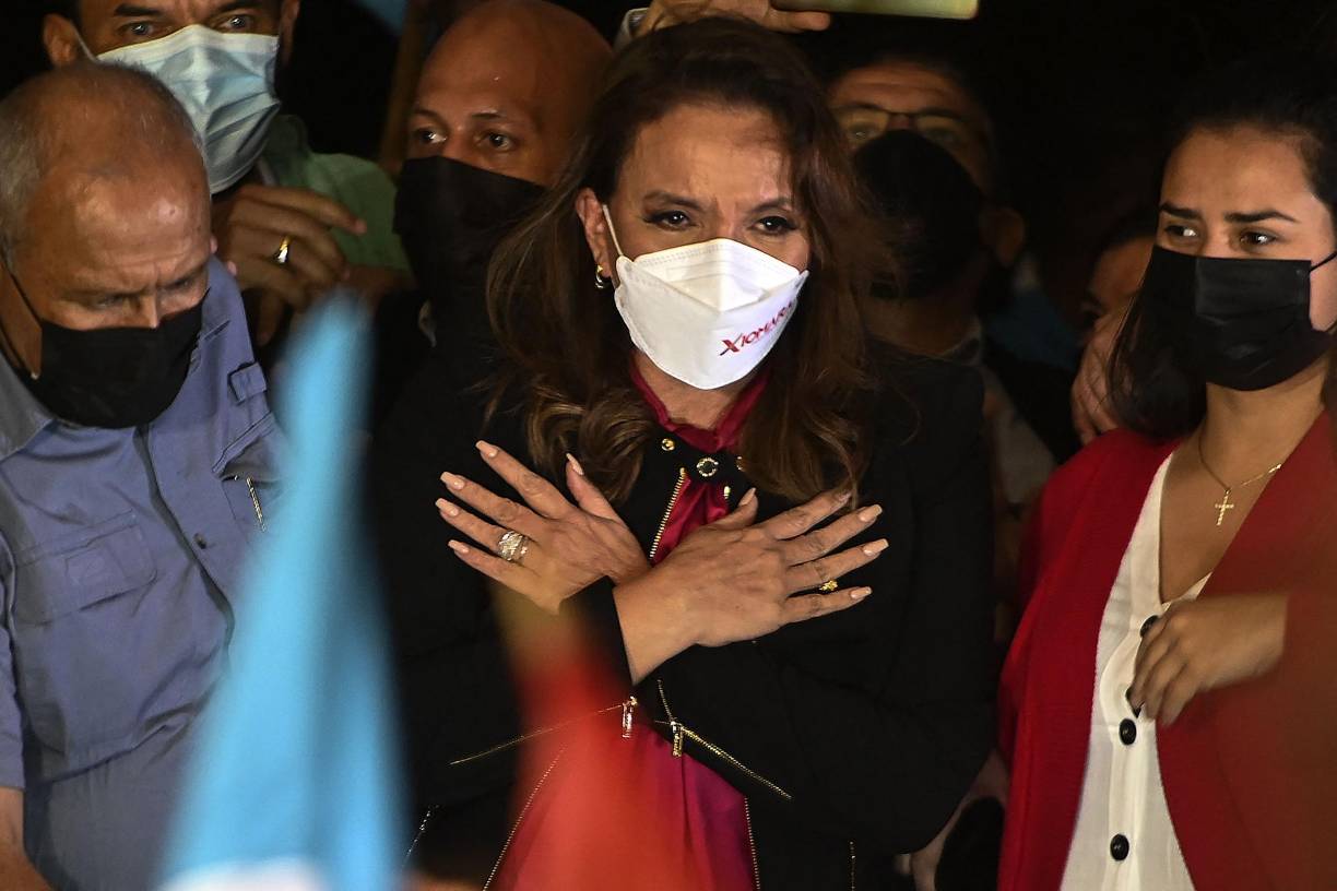 Xiomara Castro, de 62 años, es la primera mujer en llegar a la Presidencia de Honduras, además de ser la que más votos ha obtenido en la historia política del país y quizá la única gobernante cuya elección no ha sido cuestionada por ningún sector de la oposición.