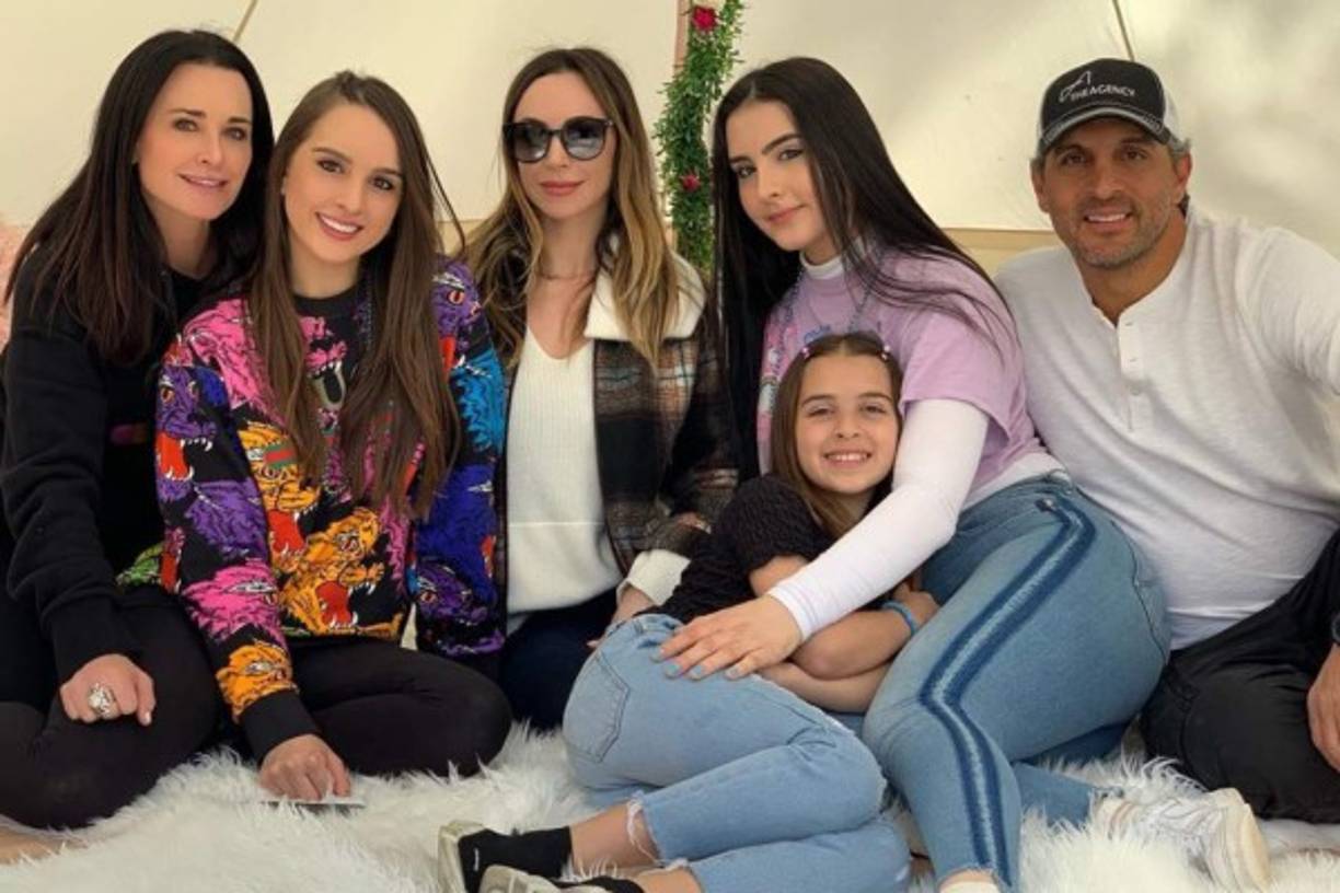 En cuanto a su vida amorosa, desde 1996 ha estado casada con el ejecutivo de bienes raíces Mauricio Umansky con quien ha tenido Alexia Umansky, Sophia Umansky and Portia Umansky. <br/><br/>Richards también es madre de Farrah Aldjufrie, producto de un matrimonio anterior.<br/>