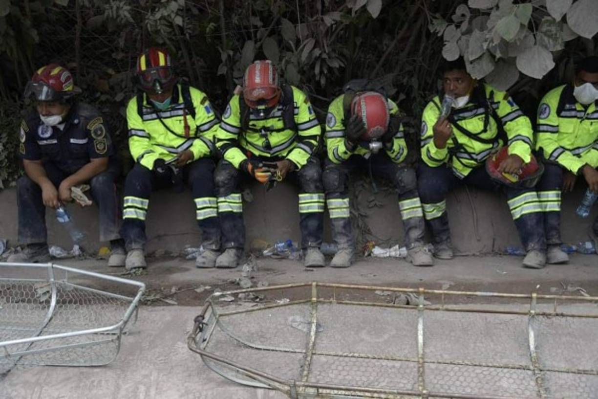 Los rescatistas se mostraron conmovidos por las desgarradoras imágenes. Familiares de los seis menores han pedido ayuda al Gobierno de Jimmy Morales para sepultar a los pequeños.