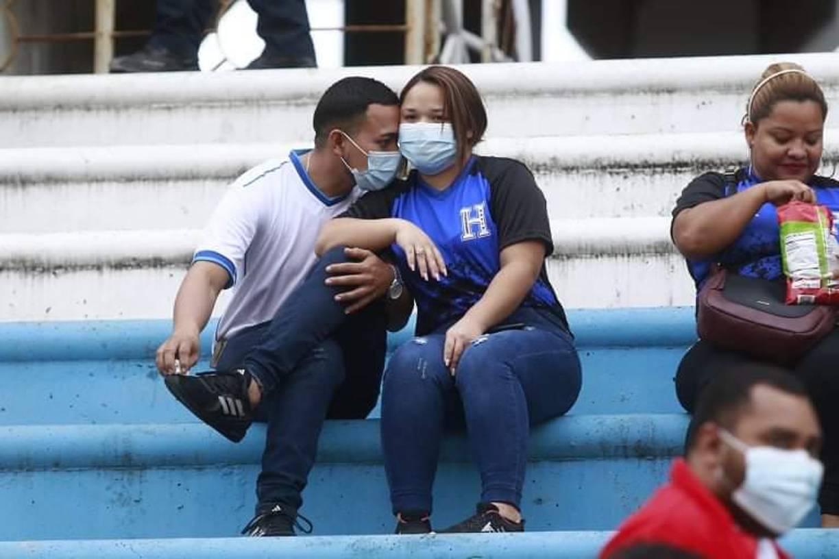 ¡Poca afluencia! El ambiente en el Honduras-El Salvador en un estadio Olímpico vacío