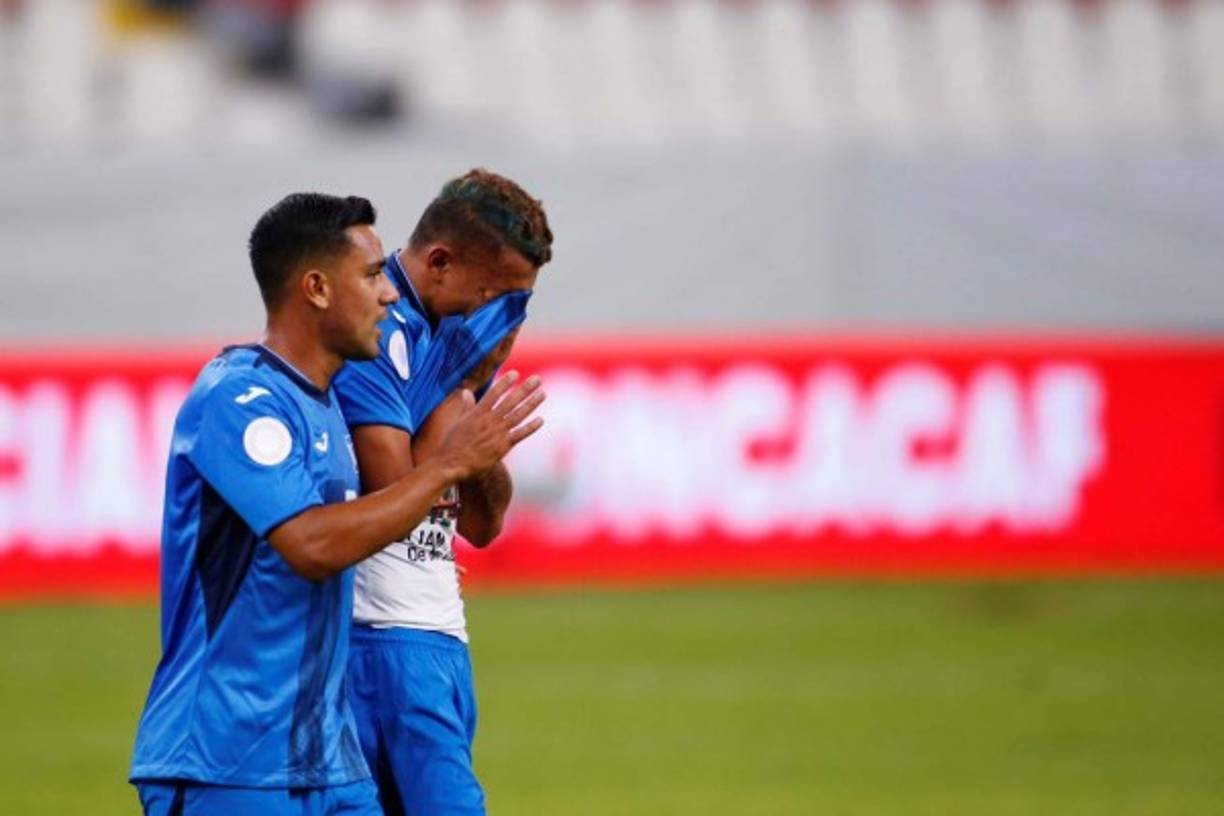 Kervin Arriaga estaba llorando y en ese momento fue a recibir consuelo por parte de Alejandro Reyes. Foto EFE.