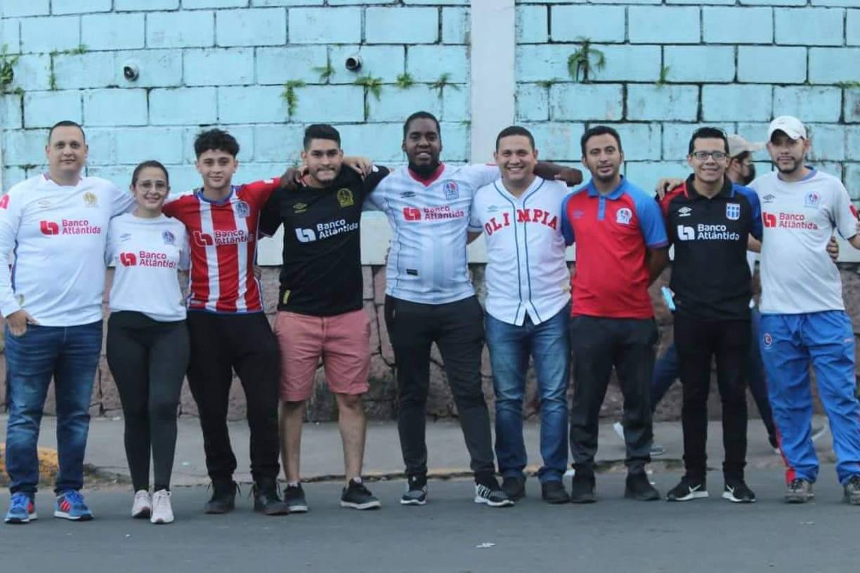 Desde muy temprano comenzaron a llegar los aficionados olimpistas al estadio Nacional Chelato Uclés.