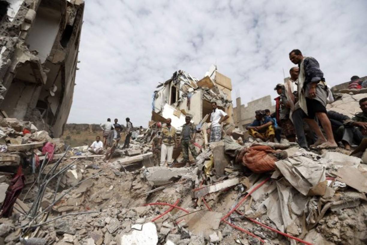 YEMEN. Bombardeo saudí mata civiles por “error”. La coalición liderada por Arabia Saudita que combate en Yemen reconoció ayer que había bombardeado “por error” a civiles en Saná, dejó 14 muertos.