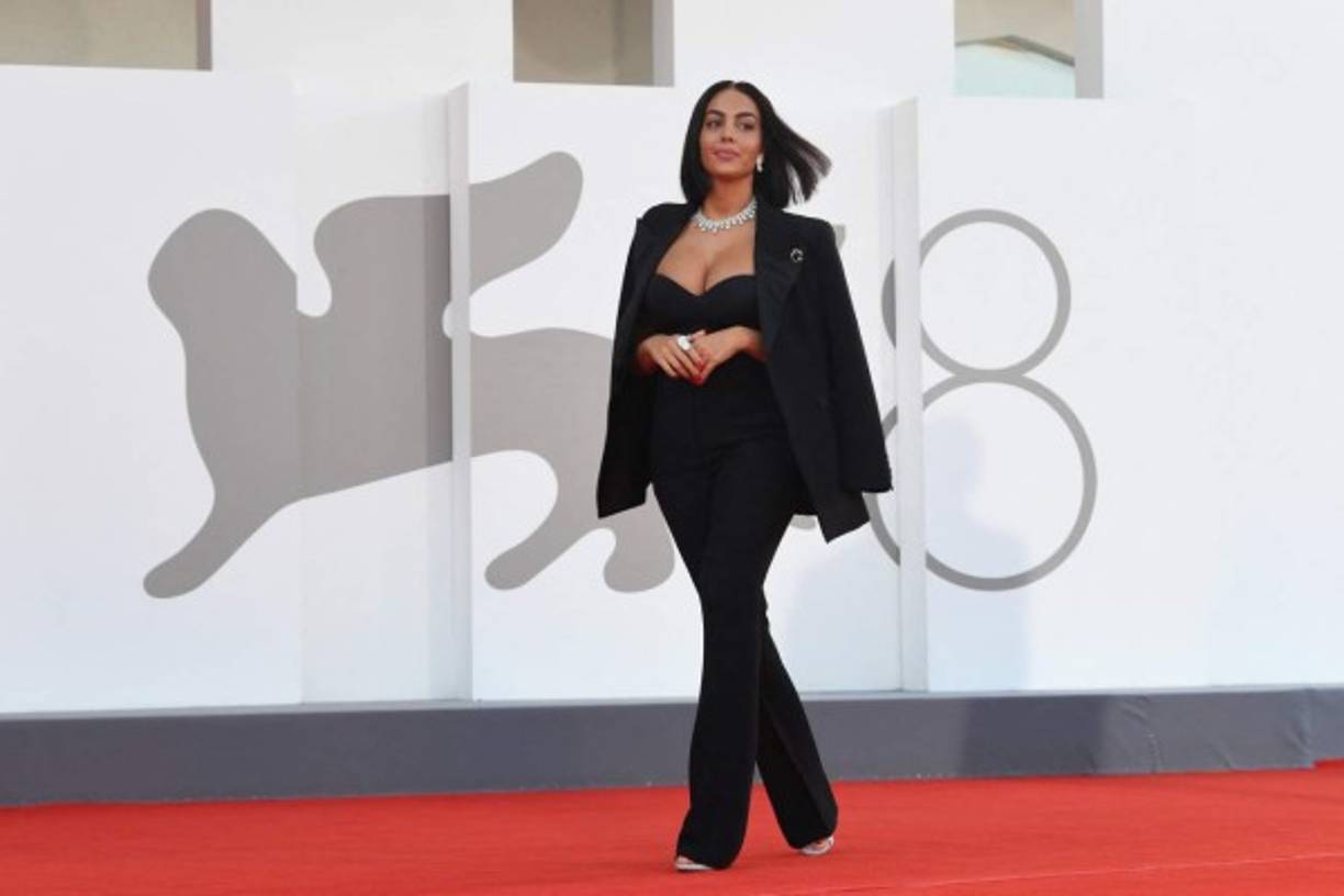 Spanosh model Georgina Rodriguez arrives for the opening ceremony and the screening of the film 'Madres Paralelas' (Parallel Mothers) on the opening day of the 78th Venice Film Festival, on September 1, 2021 at Venice Lido. (Photo by Filippo MONTEFORTE / AFP)