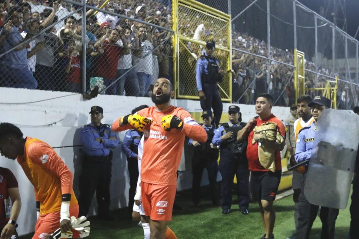 Edrick Menjívar le respondió a los aficionados del Real España cuando salía de la cancha.
