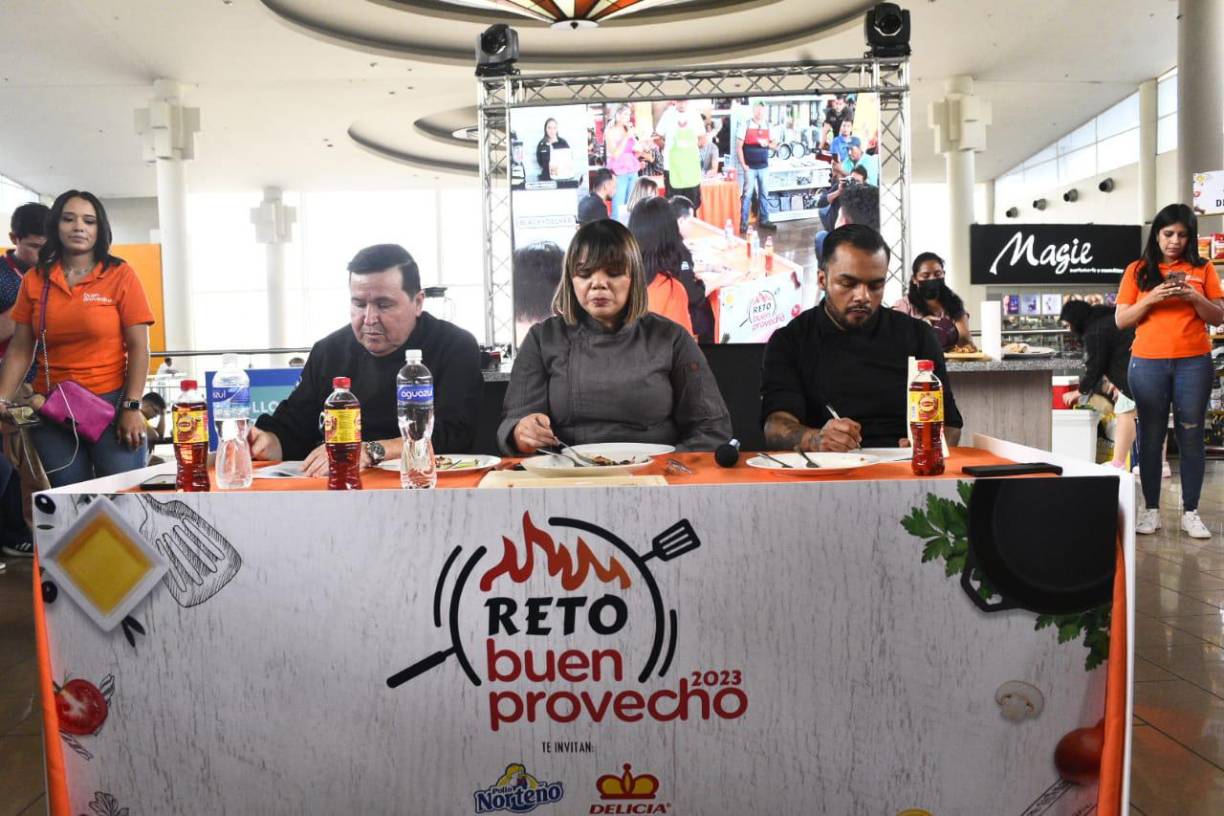 Los miembros del jurado calificador durante las evaluaciones de los platillos. 