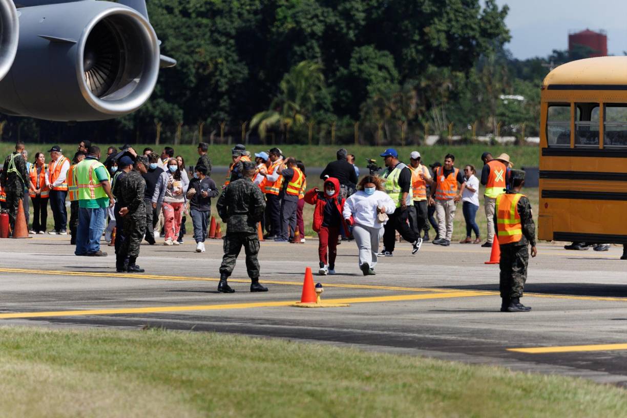Desde tempranas horas de la mañana, las autoridades hondureñas supervisaron la llegada de los connacionales. El primer vuelo aterrizó a las 9:20 a. m., seguido por un segundo a las 11:30 a. m. y un tercero a las 12:57 p. m. Se espera que un cuarto y último vuelo, con al menos 48 hondureños más, llegue alrededor de las 4:00 p. m., sumando un total de 357 deportados en la jornada.