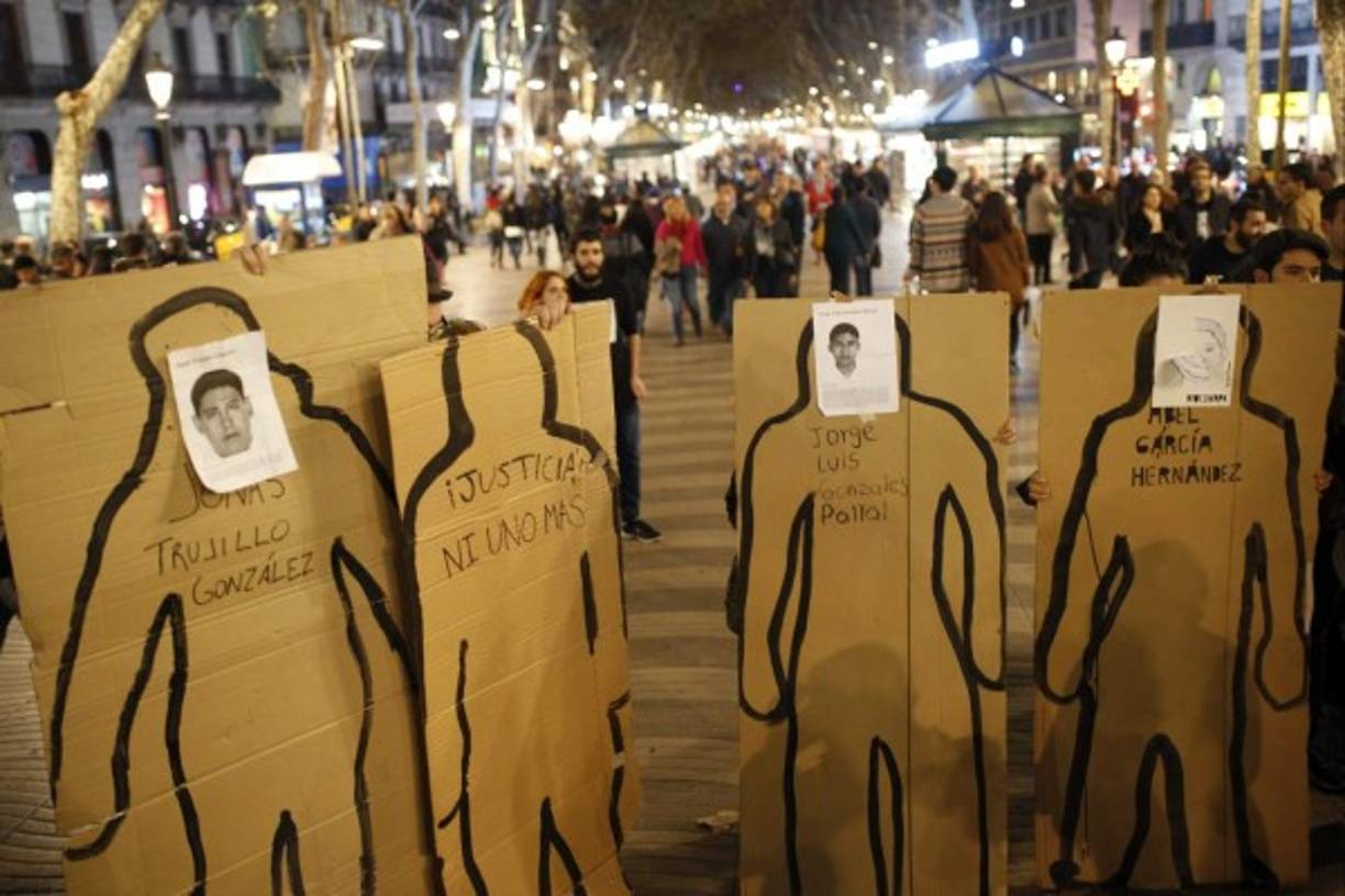 Así se manifestaron los españoles en Madrid, España, recordando a los 43 alumnos de magisterio presuntamente asesinados por mafiosos del cártel de los Guerreros Unidos.