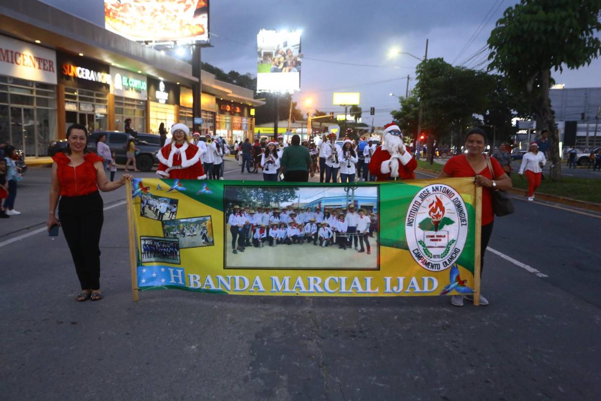 La Banda Marcial IJAD se hizo presente desde Campamento Olancho y se llevó los aplausos de los sampedranos.