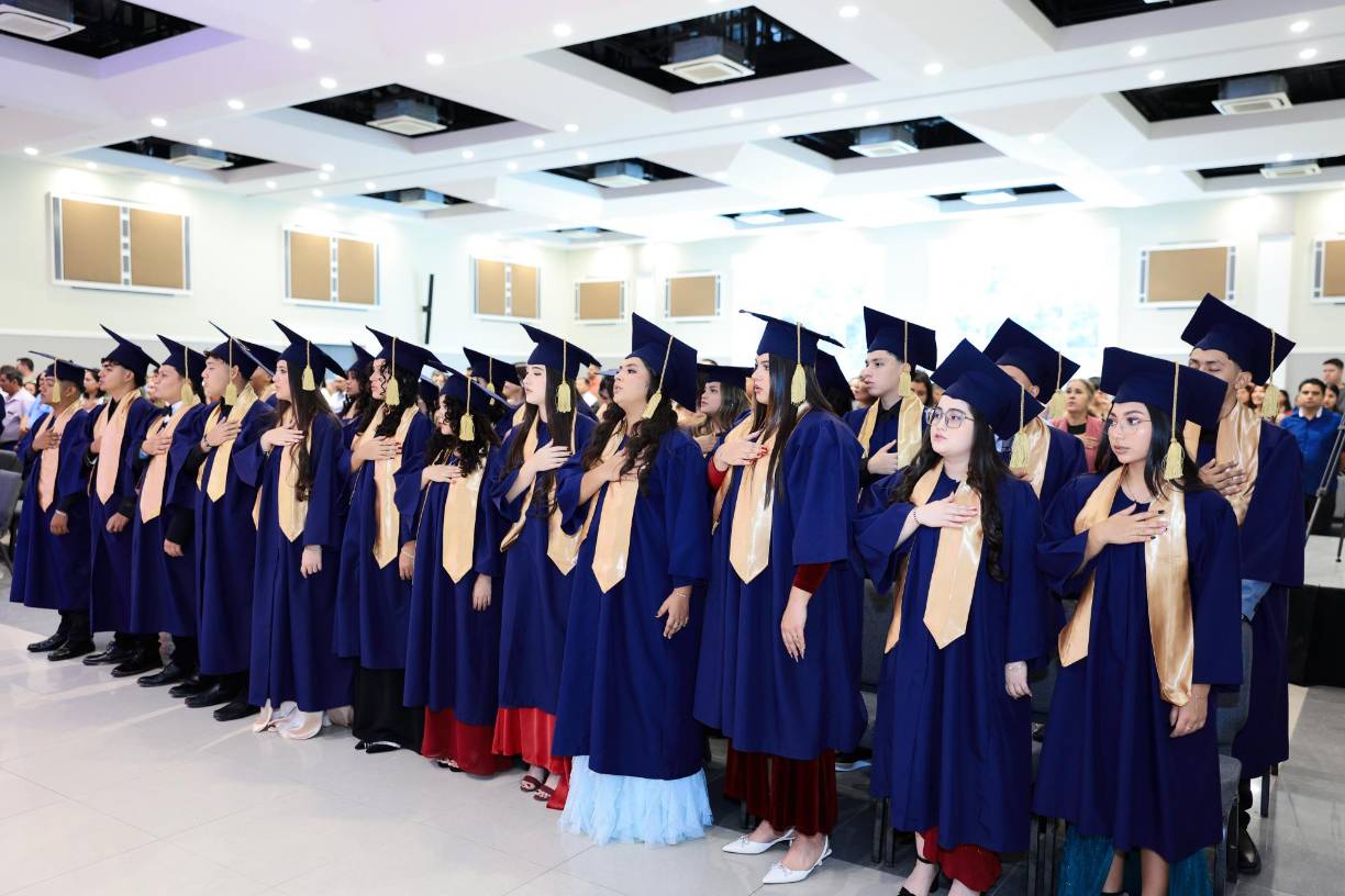 Los graduandos entonaron las notas del Himno Nacional.