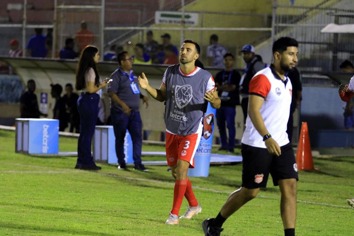El estadounidense Jonathan Bornstein, realizando una oración antes del calentamiento del partido.