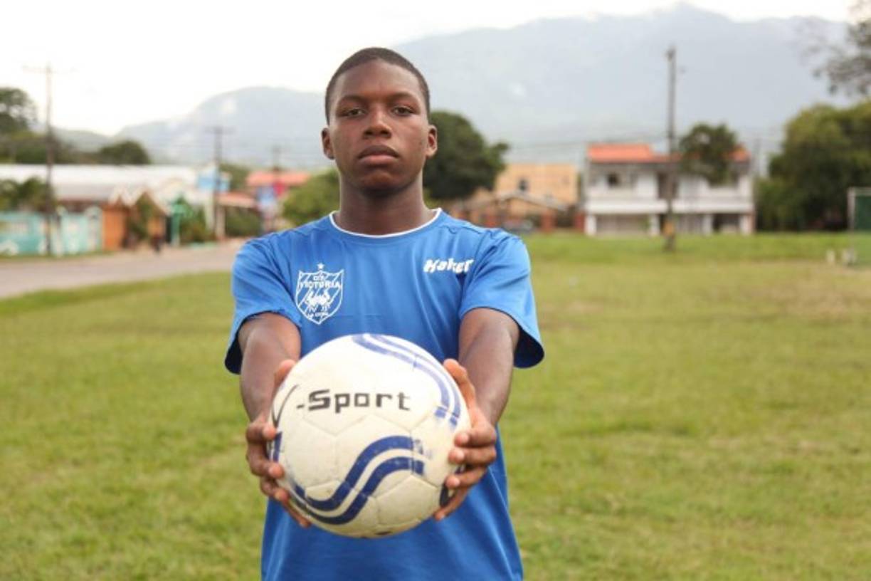 Milton Josué Núñez es hijo del atacante hondureño 'Tyson' Núñez. Milita en el Victoria de Liga de Ascenso y juega como lateral izquierdo.