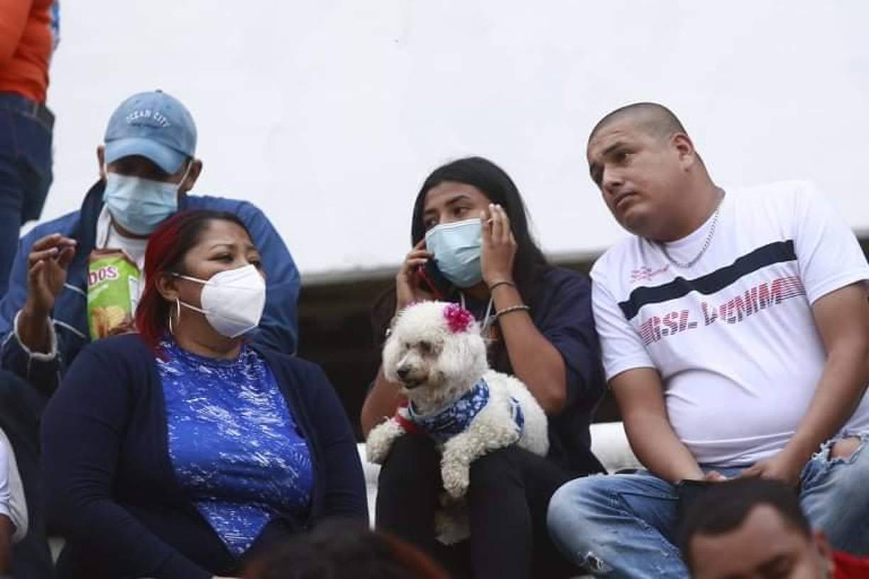 ¡Poca afluencia! El ambiente en el Honduras-El Salvador en un estadio Olímpico vacío