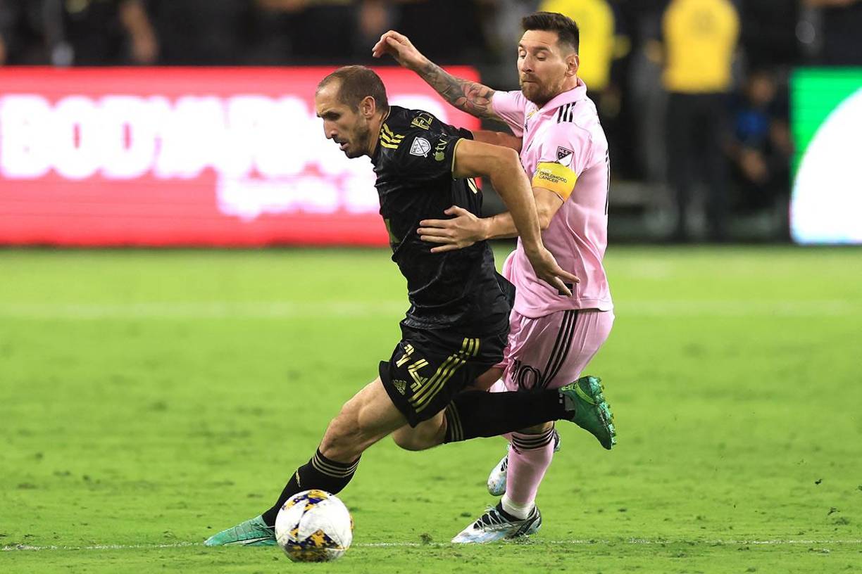 Messi vivió un gran duelo con el veterano defensa italiano Giorgio Chiellini de Los Ángeles FC.