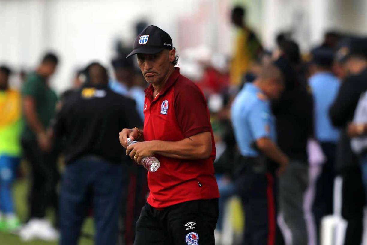 Esta fue la carita que le quedó a Pedro Troglio tras el gol de Agustín Auzmendi. No lo podía creer el entrenador del Olimpia.