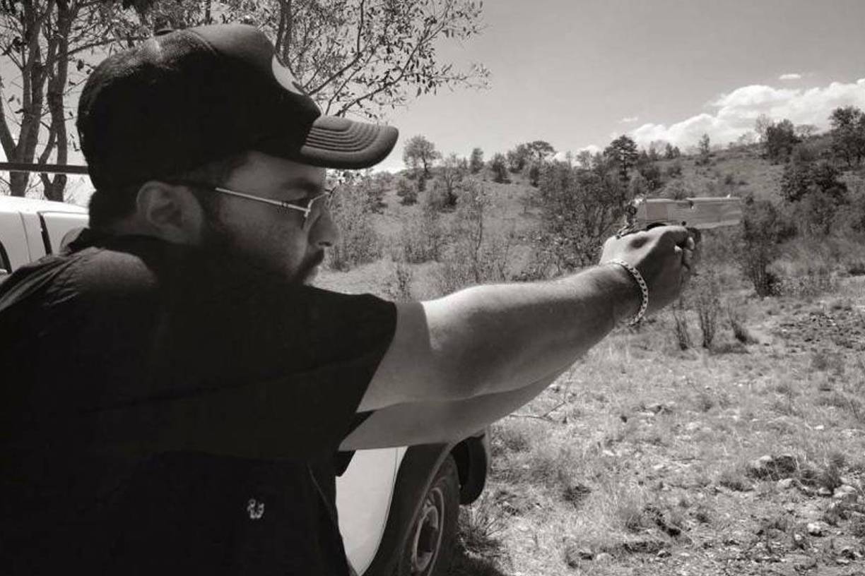 En su perfil, Vallecillo compartió una fotografía portando una arma de fuego en una de sus salidas. Cabe mencionar que en ese entonces él ya ocupaba el cargo como juez.