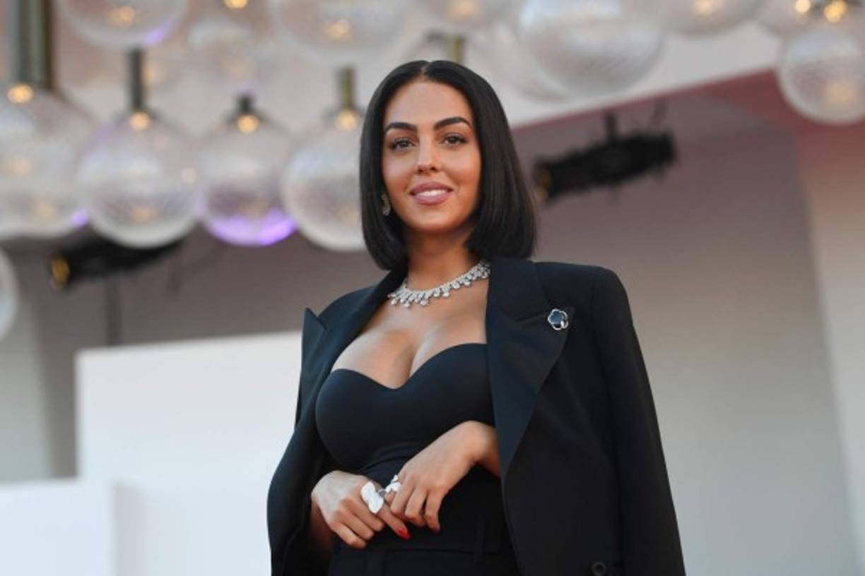 Y para la premier de la película “Madres paralelas”, Georgina eligió este traje de dos piezas.