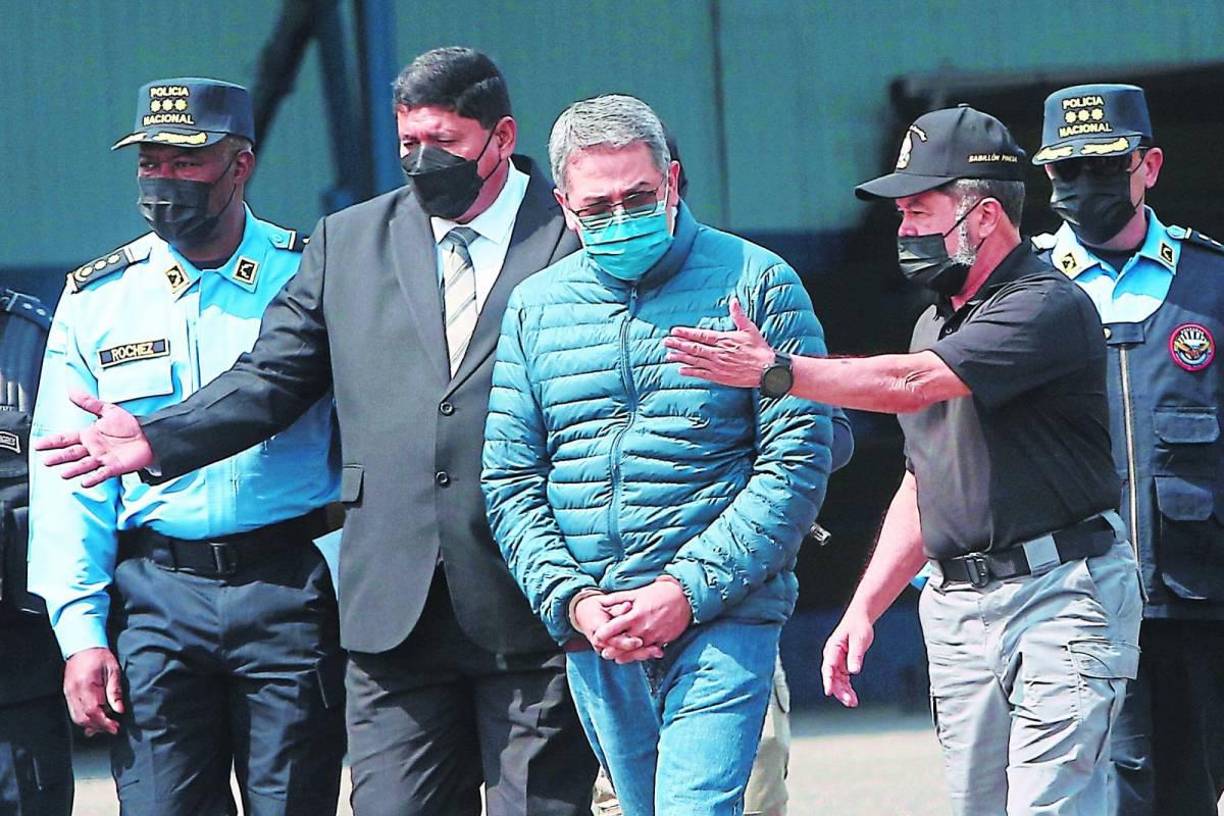 “Por favor, levántese, señor Hernández. Te condeno a 45 años de prisión, luego 5 años de libertad supervisada. Debe cumplir con las leyes de inmigración de EE. UU”, mencionó el juez.